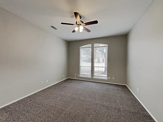 Building Photo - 636 Fernway Dr