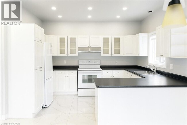 Building Photo - 235 Pineland Ct