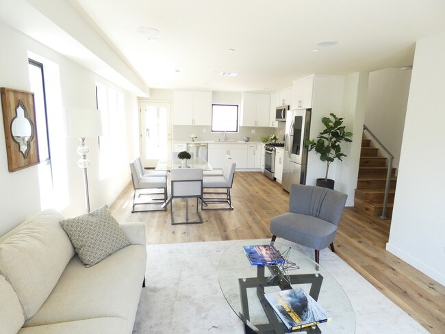 Building Photo - 1355 N Stanley Ave