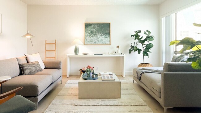Building Photo - Townhouse Aparts