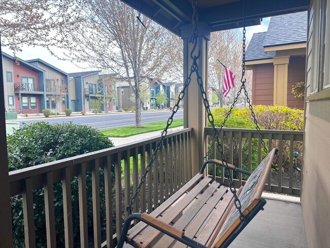 Building Photo - Gorgeous 3 Bd/2.5Ba in Redmond!