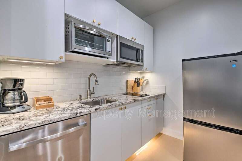 Primary Photo - 2324 S Green St