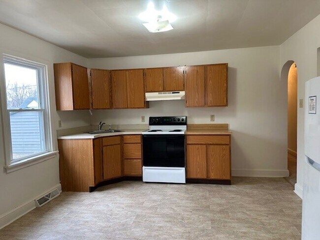 Building Photo - Spacious 1st Floor 1 Bed 1 Bath Apt In Cen...