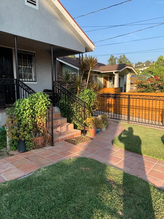 Foto del edificio - 4215 Camero Ave