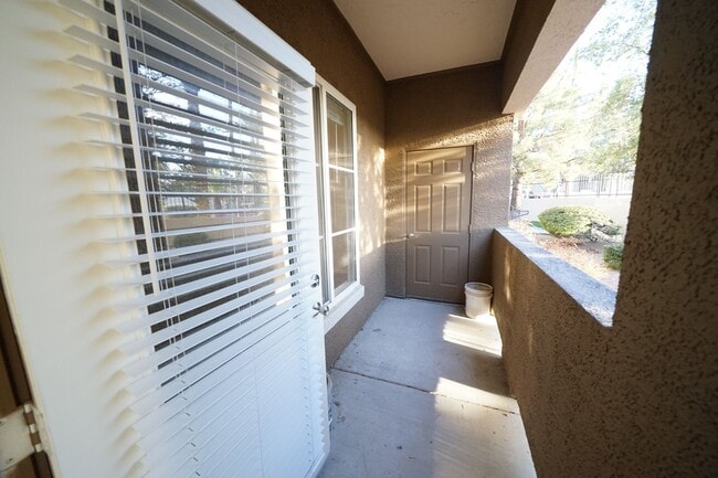 Building Photo - No showings until Dec 14, 2024