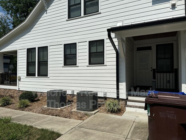 Foto del edificio - 2725 Duke Homestead Rd