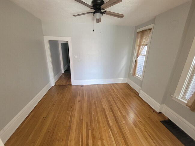 Building Photo - 1003 Oakwood Ave