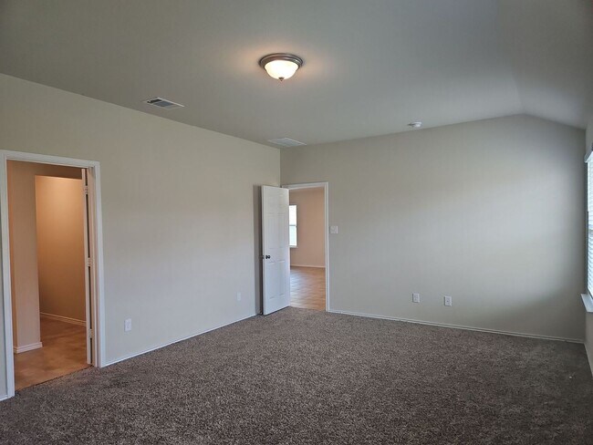 Foto del edificio - NEW IN MANAGEMENT - AVAILABLE NOW!