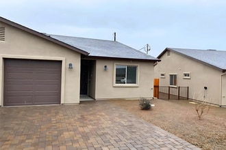 Building Photo - Beautiful 3-bedrooms, 2-baths duplex home in Prescott Valley!