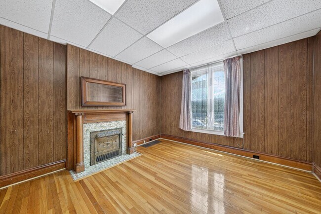 Building Photo - Historic Charm, Modern Comfort & a Killer Location