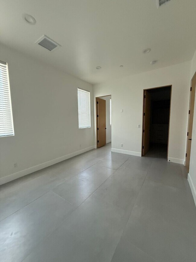 Foto del edificio - 3 bed, 2 bath ADU with private yard