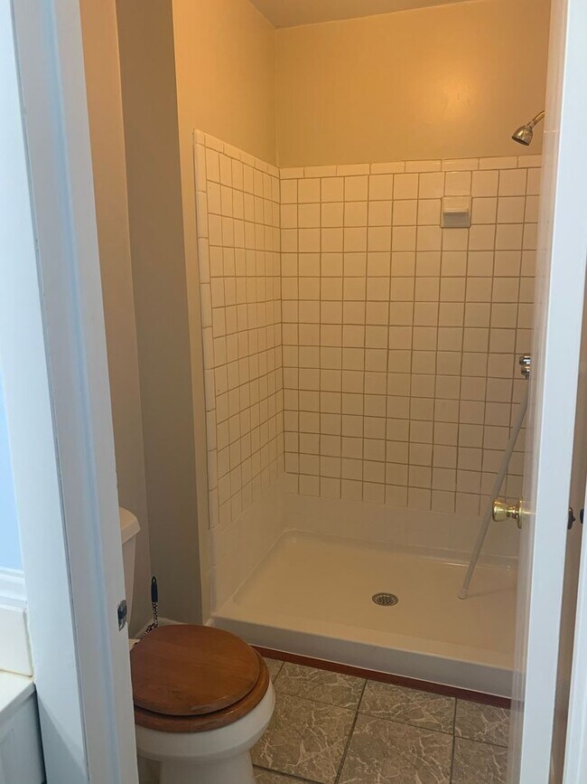 Building Photo - Spacious End Unit Townhouse
