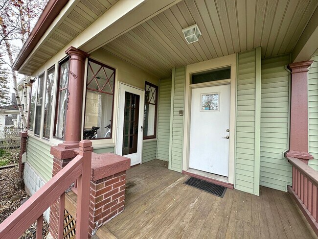 Building Photo - AVAILABLE JUNE  - 5 Bed 2.5 Bath Near UMD ...