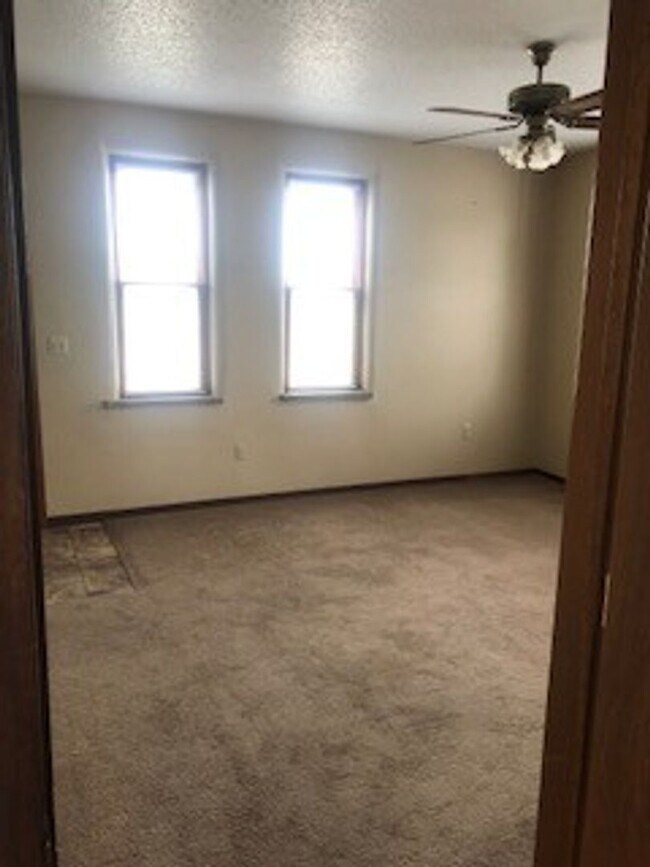 Building Photo - 405 Burleigh St