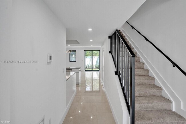 Building Photo - 3 br, 2.5 bath Townhome - 4133 N Oak Pl