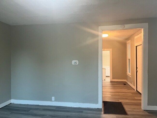 Building Photo - Large south side single Family Home Central Heat/Coolings, Hardwood