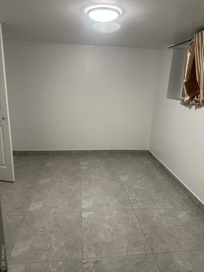Foto del edificio - 144-23 68th Dr