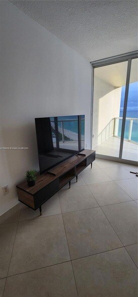 Foto del edificio - 16699 Collins Ave