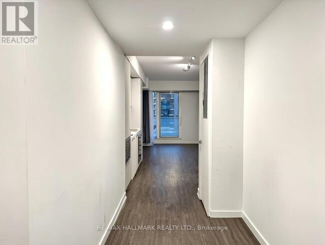 Building Photo - 88 Queen St E