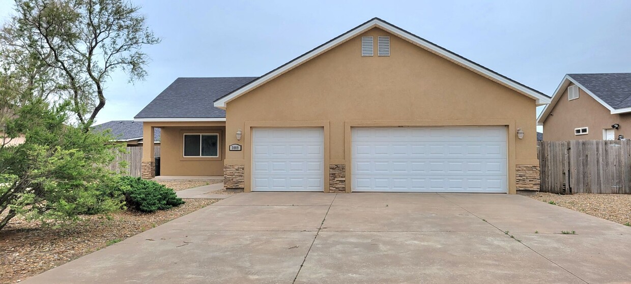 Foto principal - COLLEGE PARK HOME WITH 3 CAR GARAGE