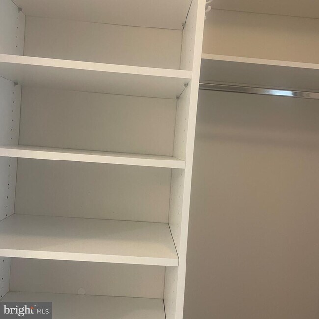 Foto del edificio - 5225 Pooks Hill Rd