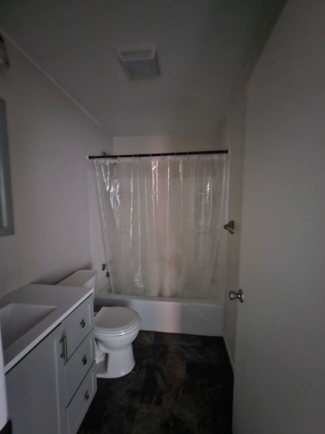 Building Photo - 2 Bedroom Apartment Downtown Brunswick
