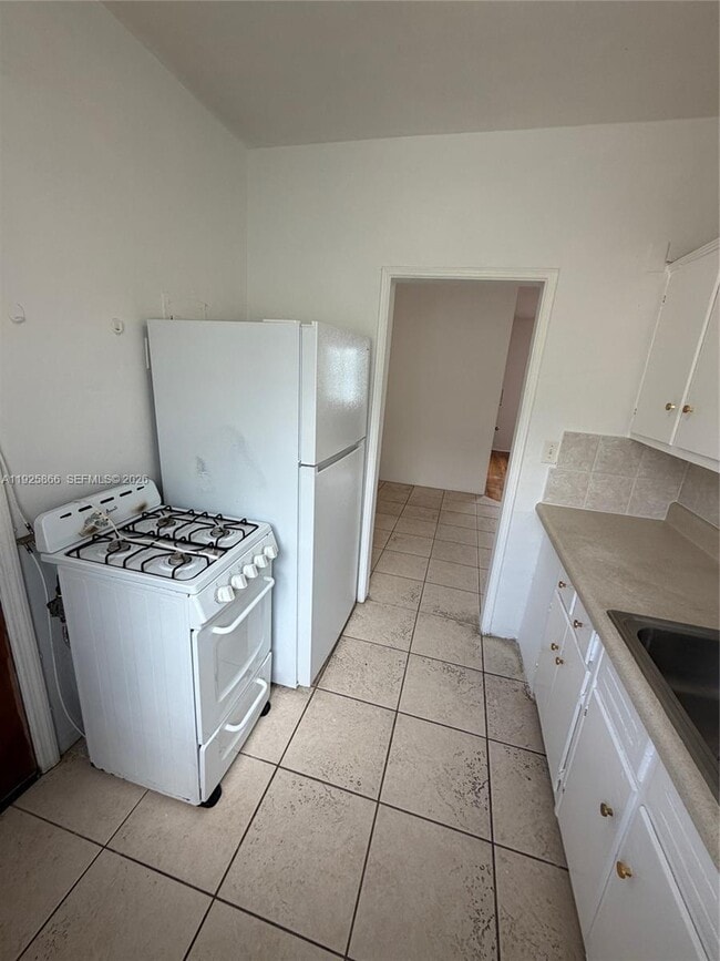 Building Photo - 945 Bay Dr