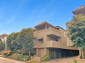 Building Photo - 6033 Estelle St