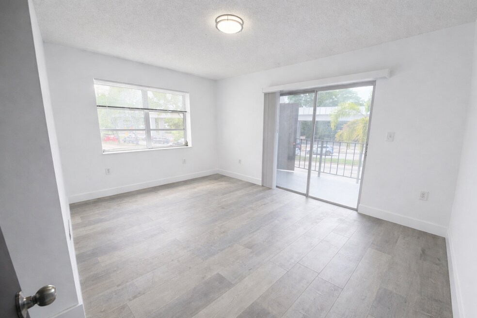 Casa Linda Apartments-3300 S Dixie Hwy