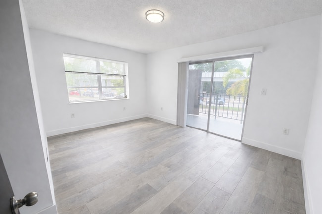 Building Photo - Casa Linda Apartments-3300 S Dixie Hwy