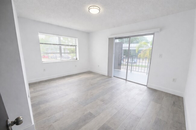 Foto del edificio - Casa Linda Apartments-3300 S Dixie Hwy