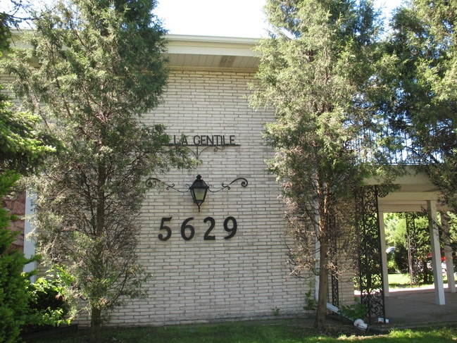 Foto del edificio - 5629 Saint Charles Rd