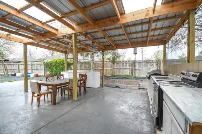 Foto del edificio - 731 Cypress Ct