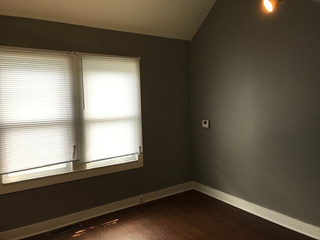 Building Photo - Ewing 910-12