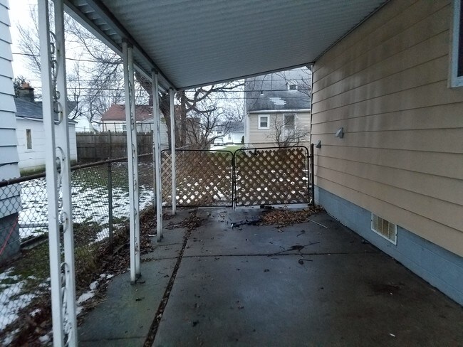 Building Photo - 26327 Belanger St