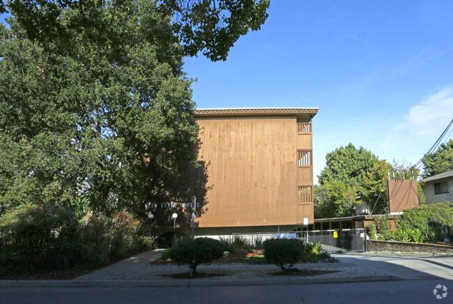 Foto del edificio - Glen Eyrie Towers Apartments