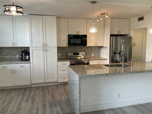 Foto del edificio - 4200 Hillcrest Dr