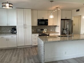 Building Photo - 4200 Hillcrest Dr