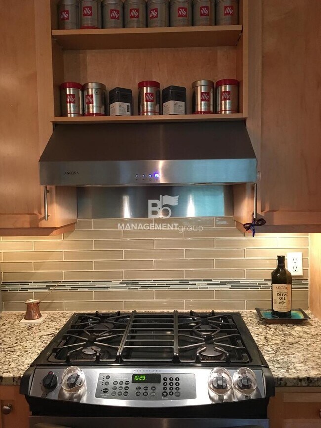 Foto del edificio - NW Portland! Conveniently Located, Walk to NW 23rd Open Floor Plan Townhome