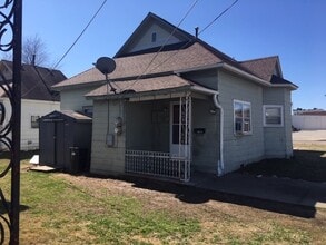 Building Photo - 302 E 7th St