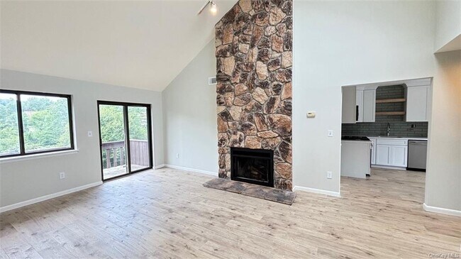 Building Photo - 392 Panorama Dr