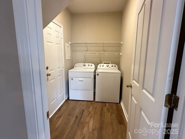 Building Photo - 9440 Graywell Ln