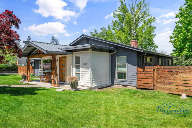 Building Photo - Modernized Spacious 3 Bedroom Home with Lu...