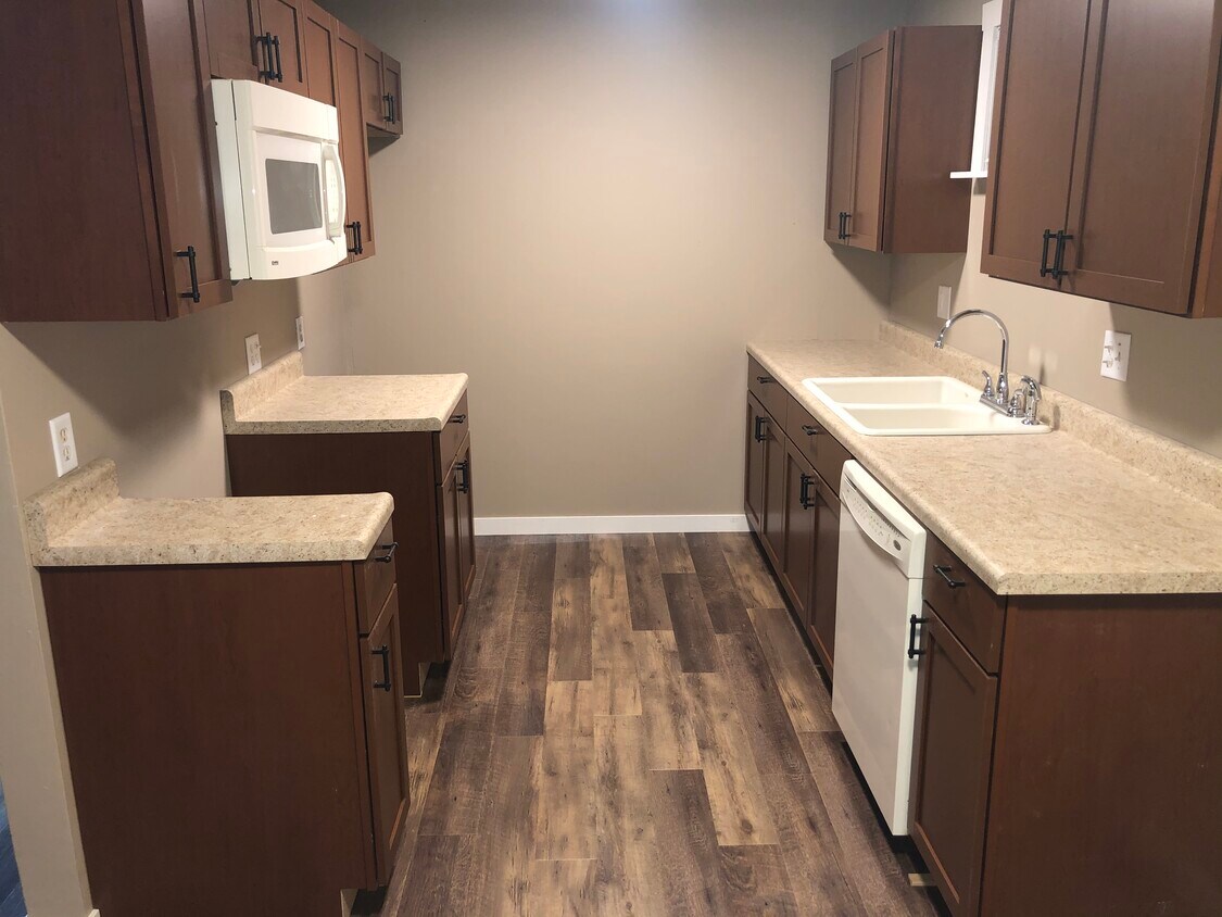 Kitchen: range, fridge, dishwasher, microwave - 3207 N Peoria Ave