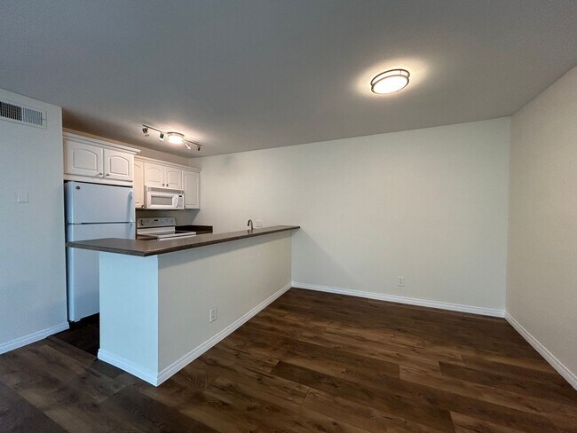 Building Photo - Spacious 2 Bed 2 Bath with 2 Garage Spaces...