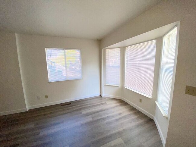 Building Photo - Reno Townhouse - Washer & Dryer in Unit/Ga...