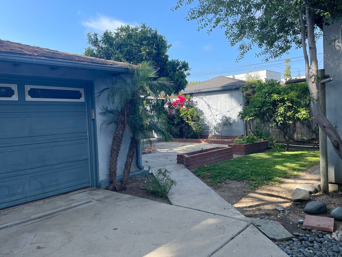 Fenced yard & Garage - 11419 Charnock Rd