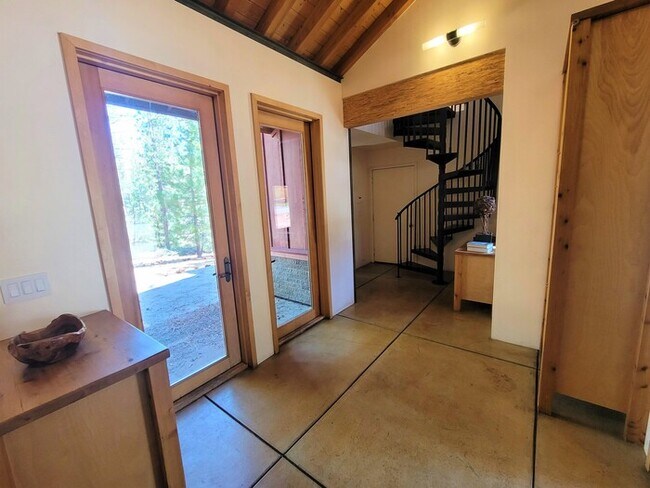 Foto del edificio - Custom Home Steps From Big Bear Lake
