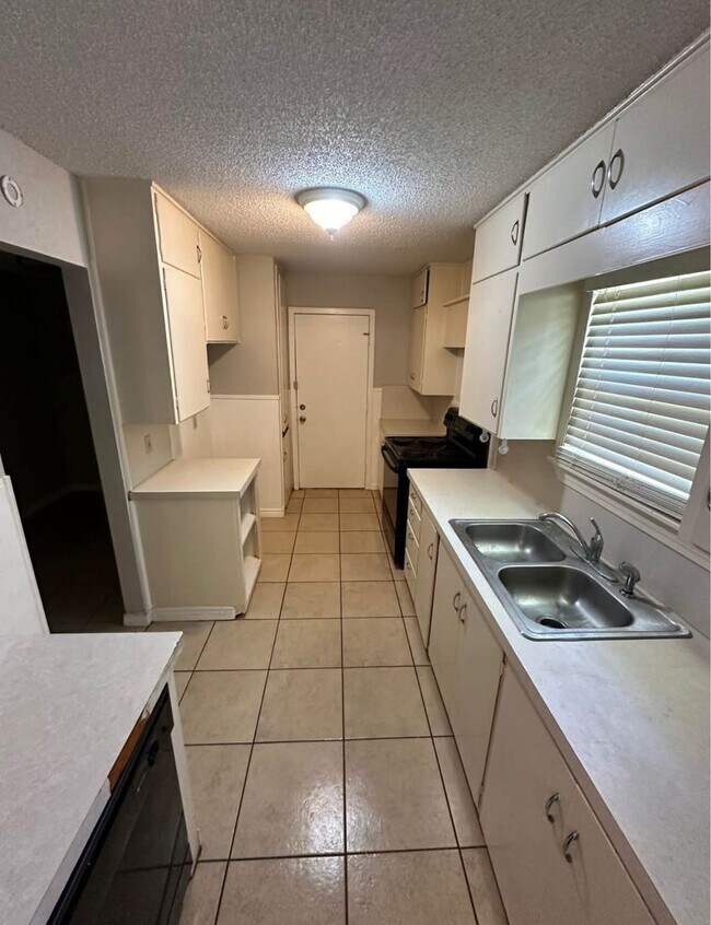 Foto del edificio - Cute 4 bedroom, 2 bath home with a carport and a big back yard!