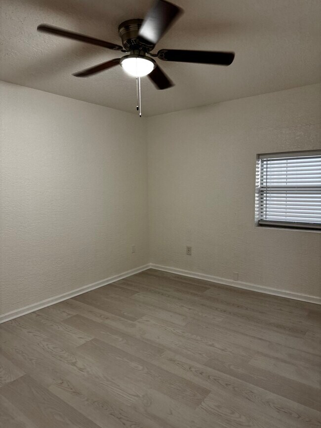 Foto del edificio - 1702 Barton Ct